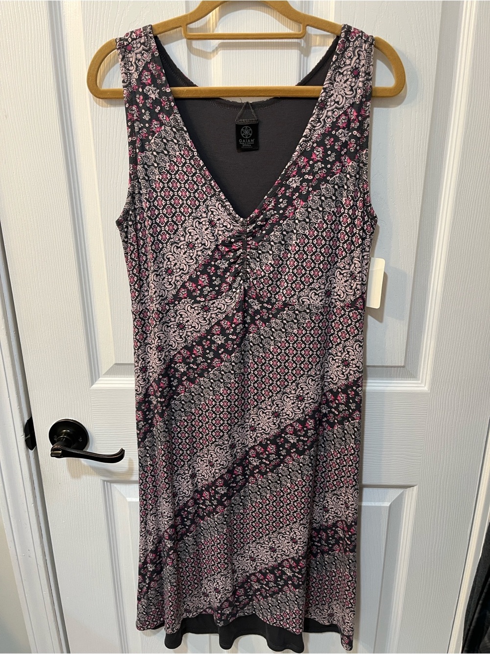 GAIAM Black, Pink, Gray and Paisley  Printed V-Neck Yoga Dress. Size S. NWT.